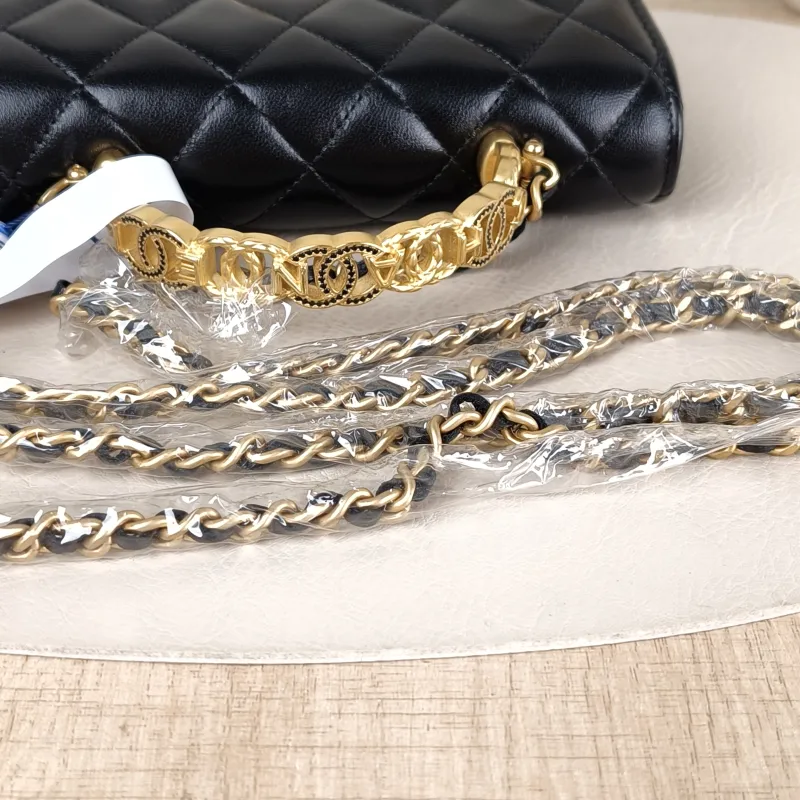 Chanel Crossbody Bag Black Lambskin 17 × 4 × 9 cm — detail view 6 of 12