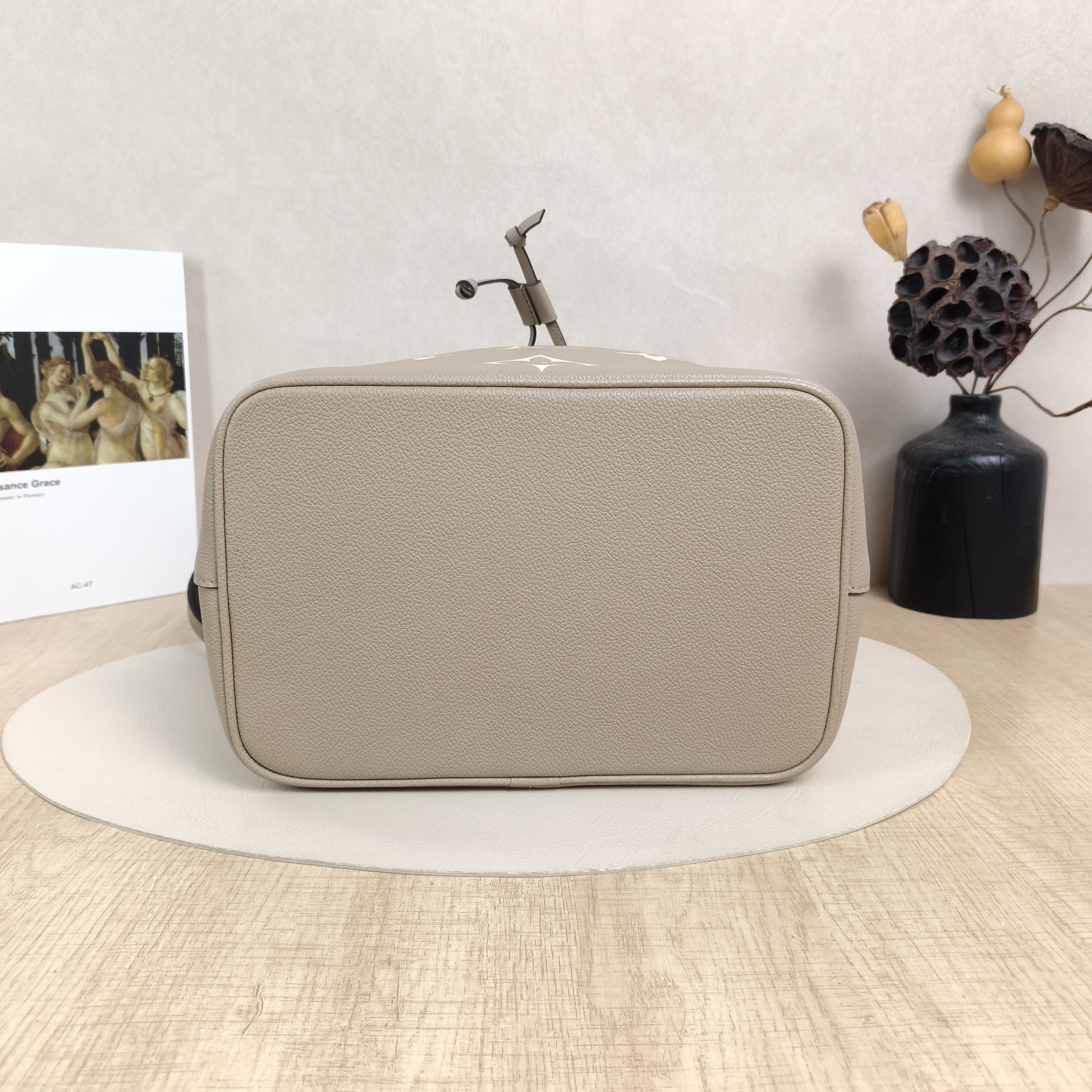 Louis Vuitton Shoulder Bag NÉONOÉ Bucket Bag · White Empreinte Embossed Calfskin Monogram Medium26 × 17.5 × 26 cm — cover view 4 of 6