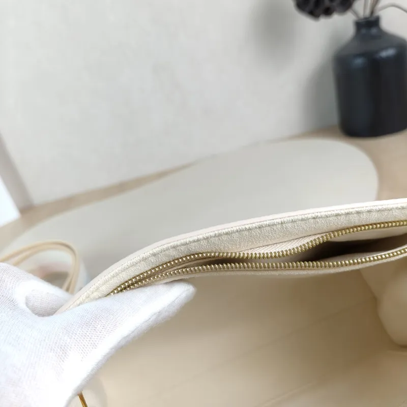 Louis Vuitton Crossbody Bag CLUNY White Epi Embossed Calfskin Mini 20 × 7.5 × 16 cm — detail view 4 of 14