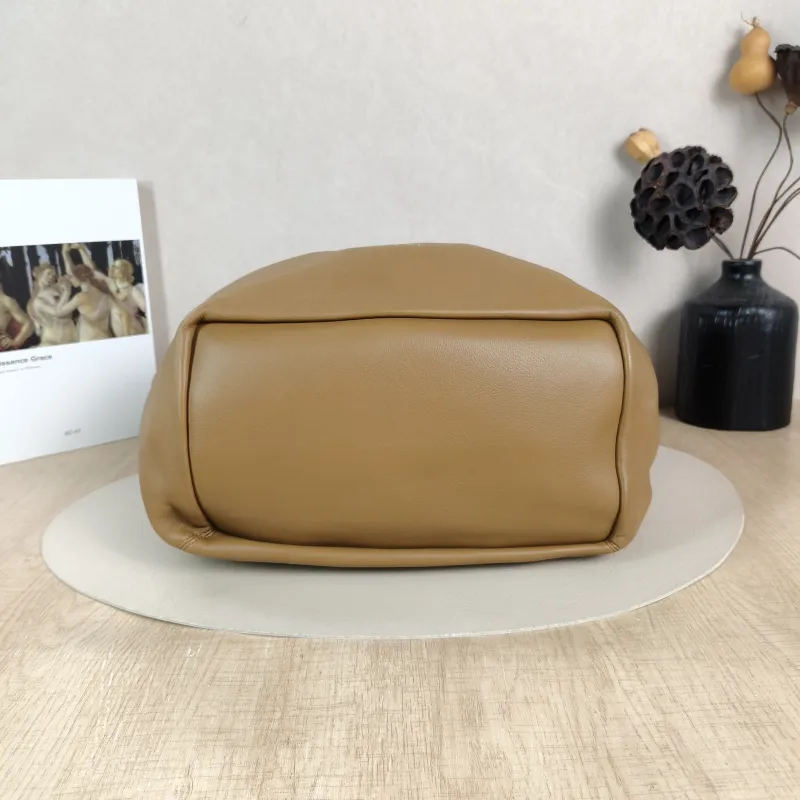 LOEWE Crossbody Bag Squeeze Lambskin Medium 34 × 13.5 × 33 cm — cover view 4 of 5