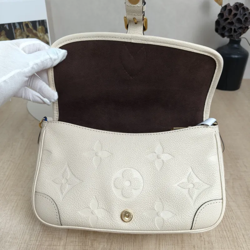 Louis Vuitton Crossbody Bag Diane Baguette Bag White Empreinte Embossed Calfskin Monogram Small24 × 9 × 15 cm — detail view 3 of 15