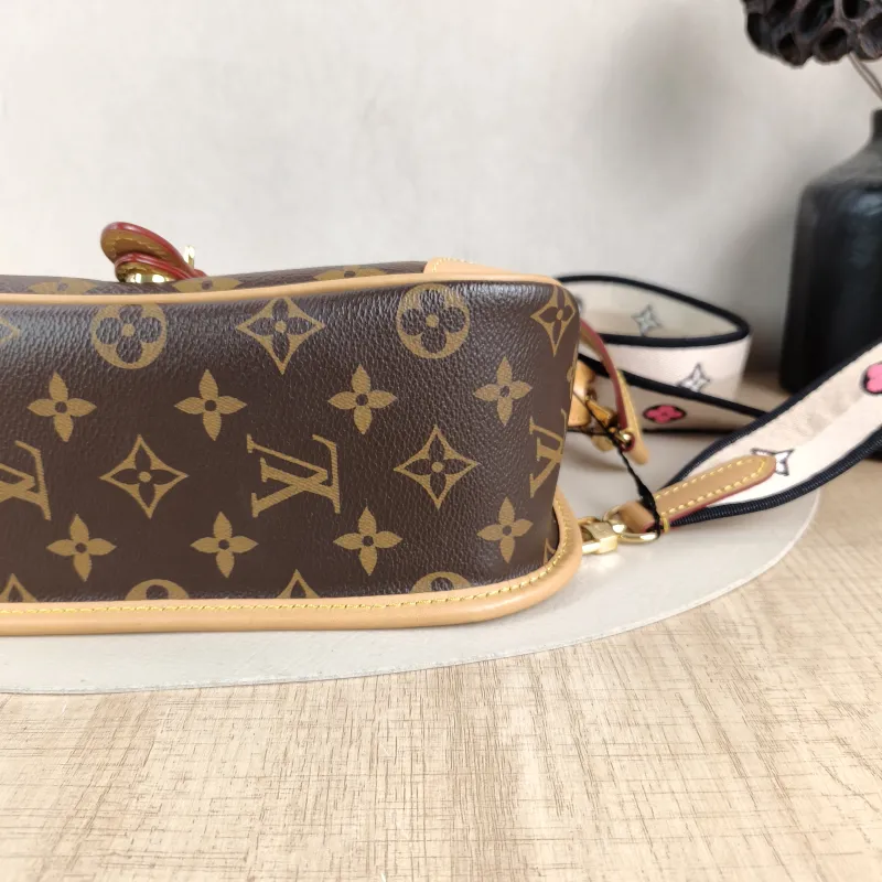 Louis Vuitton Crossbody Bag Diane Baguette Bag Shoulder Strap PVC Small 24 × 9 × 15 cm — detail view 7 of 13