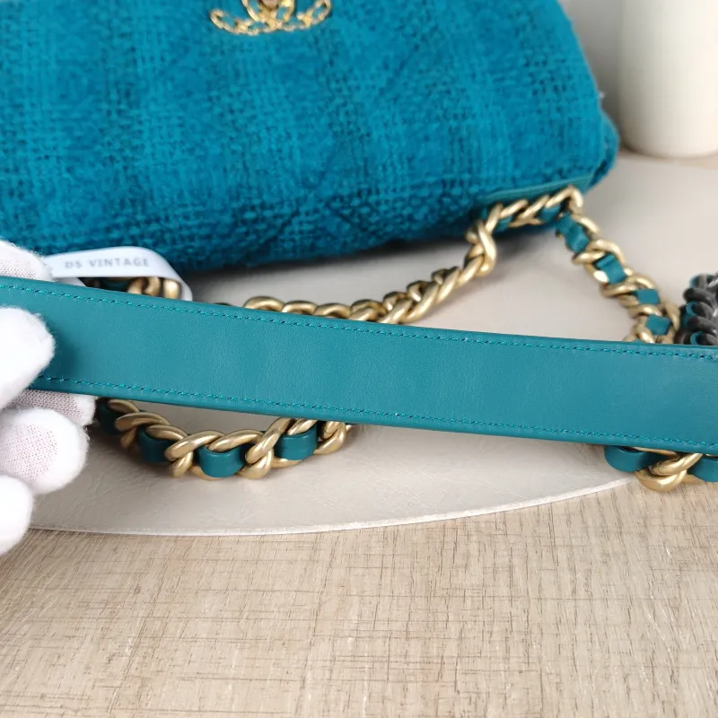 Chanel Crossbody Bag 19Bag Green Small 26 × 9 × 16 cm 29 — detail view 6 of 15