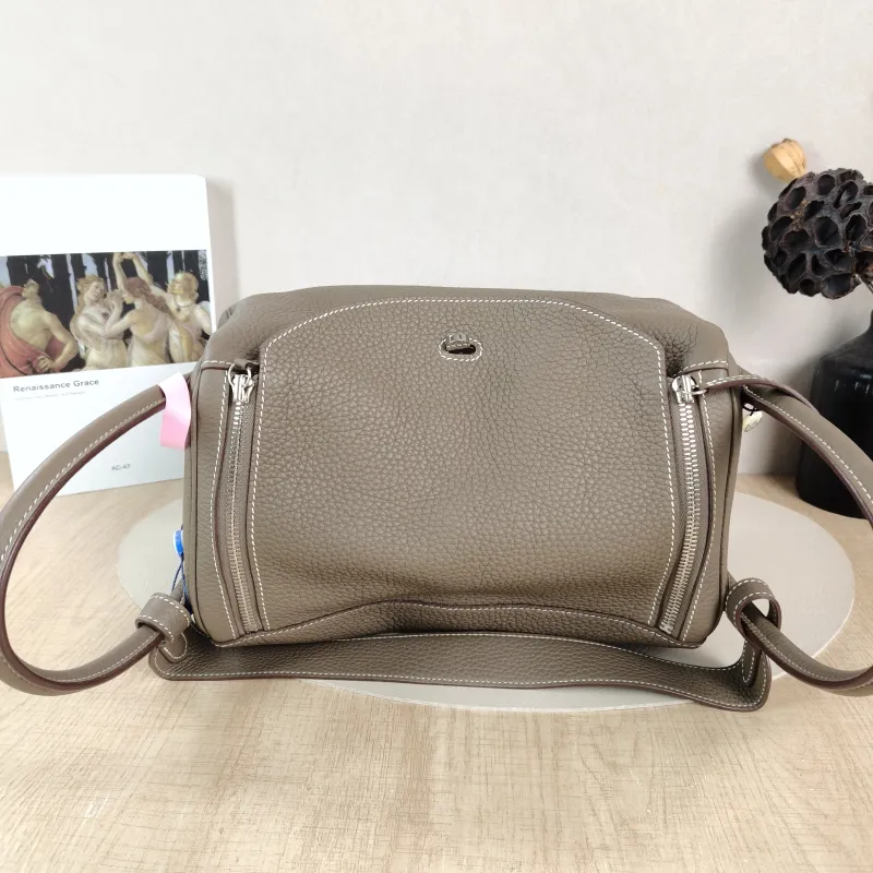 Hermès Shoulder Bag Lindy 30 TC Calfskin Medium 30 × 15 × 19 cm A — detail view 1 of 11