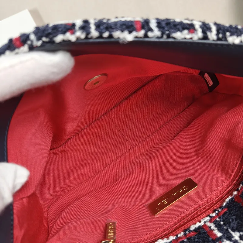 Chanel Crossbody Bag19Bag Navy Small26 × 9 × 16 cm — detail view 6 of 13