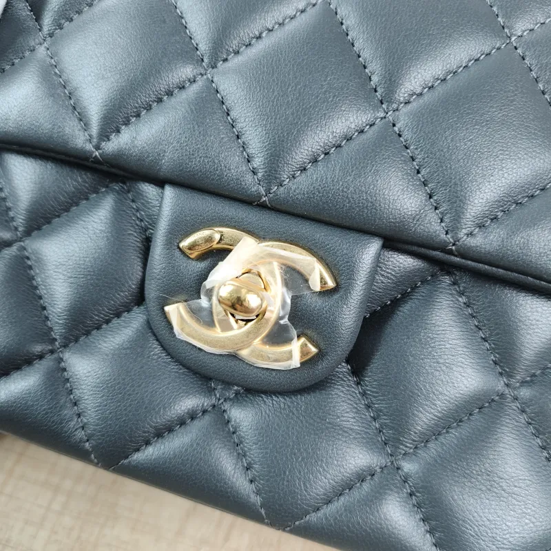 Chanel Crossbody Bag Pearl Grey Lambskin One Size19.5 × 7.5 × 14.5 cm — detail view 3 of 11