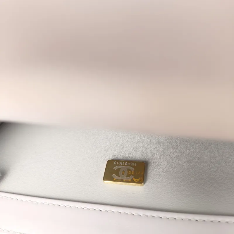 Chanel Crossbody Bag woc Calfskin Medium22 × 8 × 14.5 cm — detail view 2 of 16