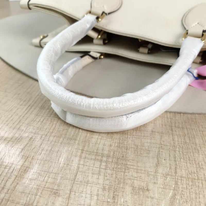 Louis Vuitton Shoulder Bag Onthego Medium White Empreinte Embossed Calfskin Medium 35 × 14 × 27 cm — detail view 2 of 12