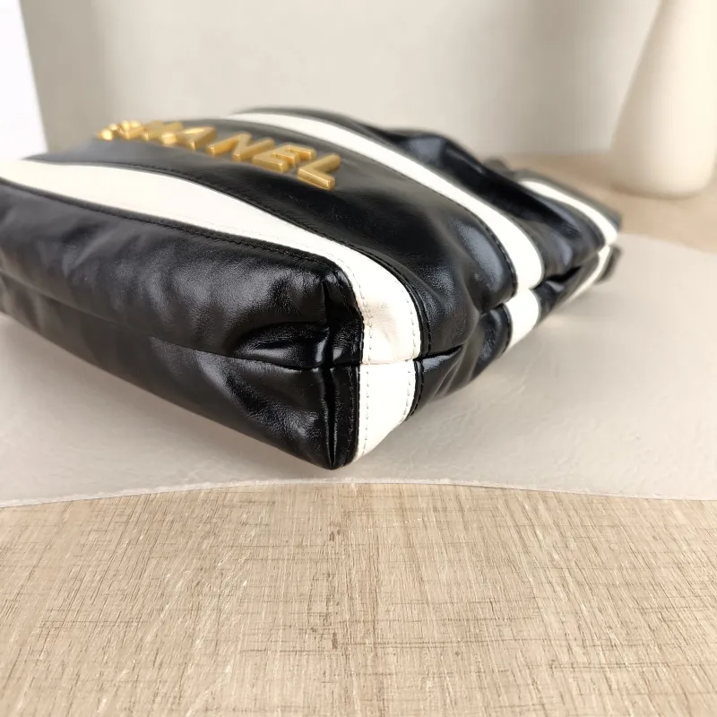 Chanel Crossbody Bag22Bag Black White Calfskinmini20 × 6 × 19 cm — detail view 5 of 10