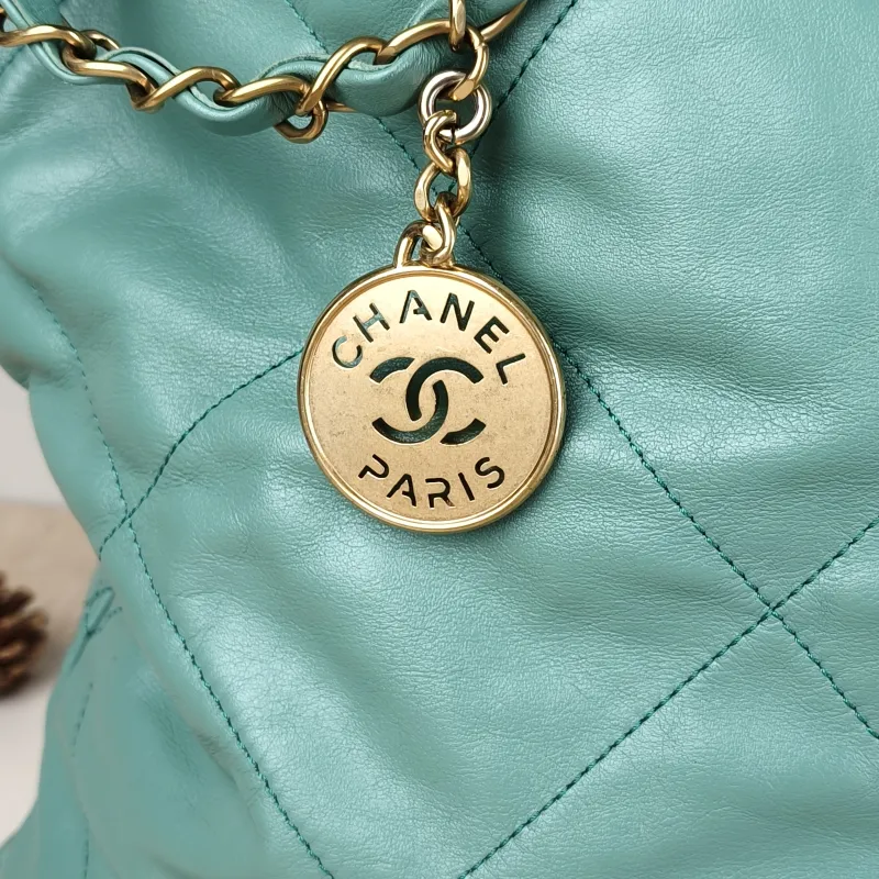 Chanel Shoulder Bag22Bag Green CC alfskin39 × 8 × 42 cm — detail view 7 of 17