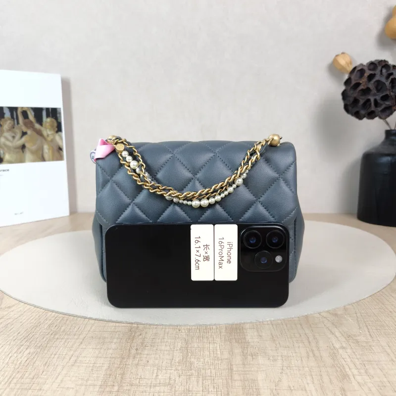 Chanel Crossbody Bag Pearl Grey Lambskin One Size19.5 × 7.5 × 14.5 cm — cover view 2 of 5