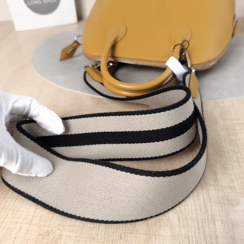 Hermès Crossbody Bag Bolide 1923 Top Handle Bag Epsom Calfskin Small25 × 10.5 × 20 cm — detail view 9 of 13