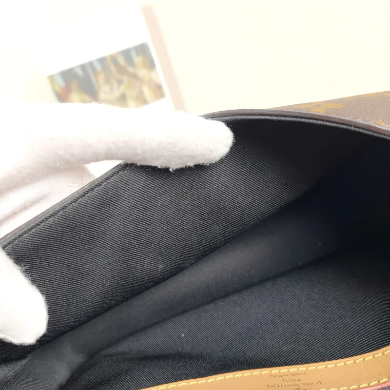 Louis Vuitton Crossbody Bag Diane Baguette Bag Shoulder Strap PVC Small24 × 9 × 15 cm — detail view 10 of 13