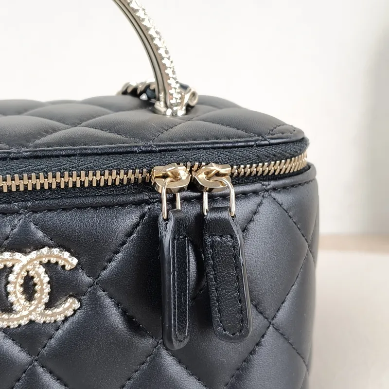 Chanel Crossbody Bag Black Lambskin One Size 16 × 8 × 9.5 cm — detail view 1 of 14