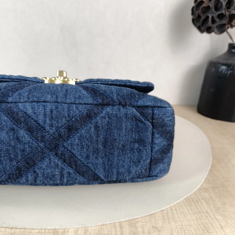 Chanel Crossbody Bag 19Bag Navy Small 26 × 9 × 16 cm — detail view 5 of 12