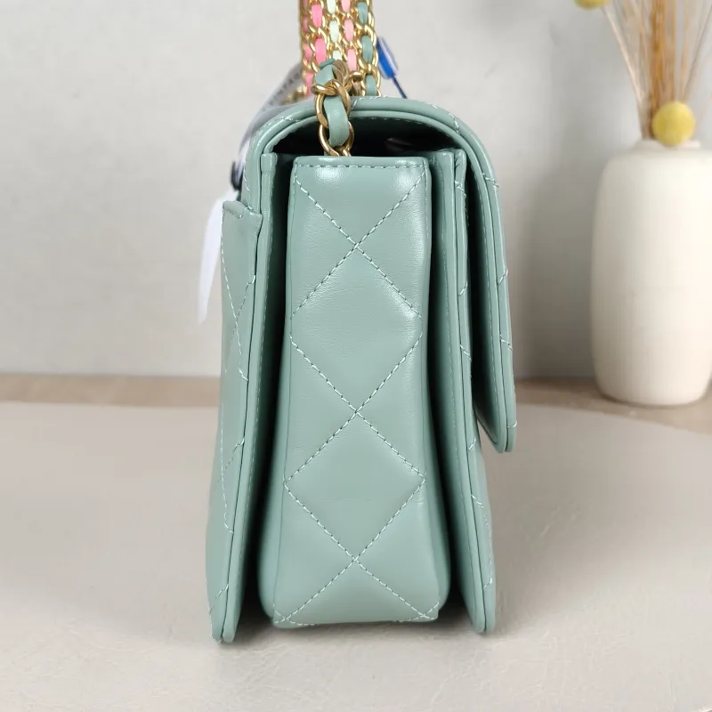 Chanel Crossbody Bag Green Calfskin One Size 22 × 7 × 16 cm — detail view 11 of 14