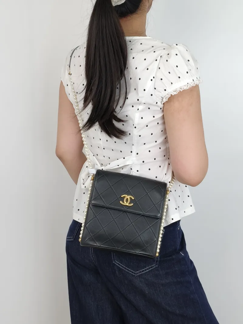 Chanel Pearl hobo Crossbody Bag Black Calfskin One Size18.5 × 7 × 19 cm — on-model view 1 of 2