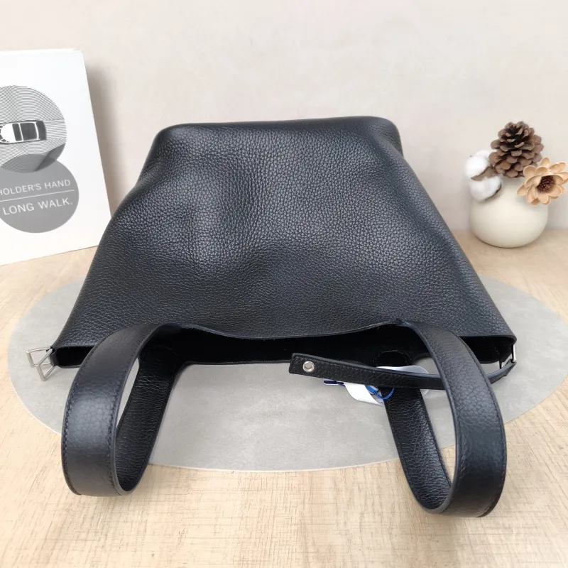 Hermès Top Handle Bag Picotin Lock 22 22Black TC Calfskin Medium22 × 18 × 21 cm — detail view 10 of 18