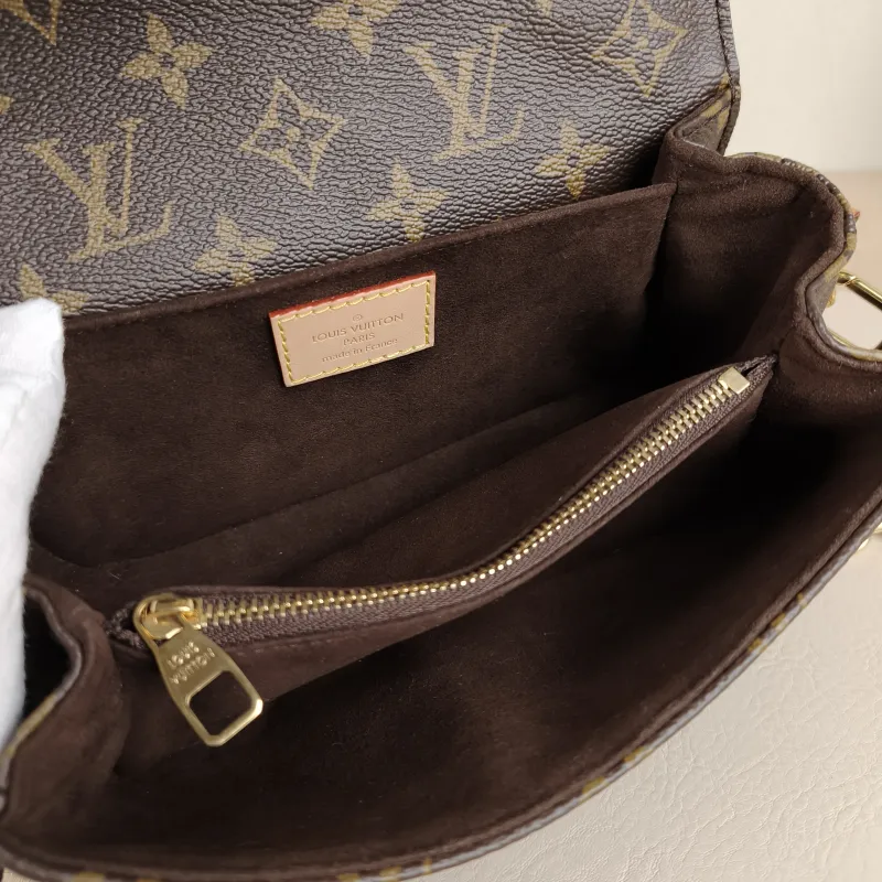 Louis Vuitton Crossbody Bag Pochette Métis East West Monogram PVC Small 21.5 × 6 × 13.5 cm — detail view 10 of 14