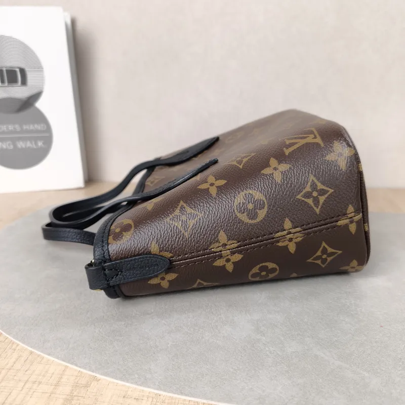 Louis Vuitton Crossbody Bag NEVERFULL INSIDE OUT BB Black PVC · Calfskin BB26.5 × 11 × 16.5 cm — detail view 11 of 17