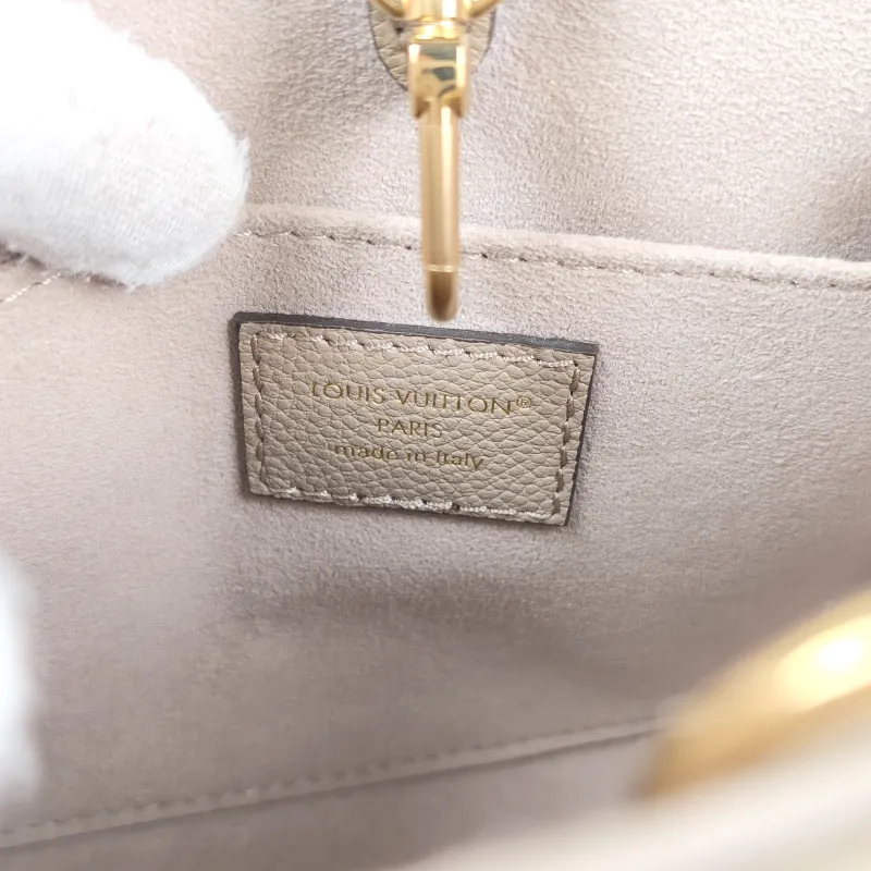 Louis Vuitton Crossbody Bag Onthego BB · White Empreinte Embossed Calfskin BB 18 × 8.5 × 15 cm — detail view 7 of 10