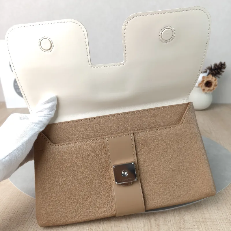 Louis Vuitton Shoulder Bag Very Chain Chain Bag Calfskin One Size24 × 8 × 15 cm — detail view 8 of 14