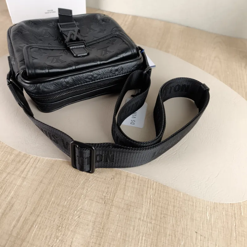 Louis Vuitton Crossbody Bag Getaway Messenger Bag Black Calfskin One Size 18 × 7.8 × 17 cm — detail view 5 of 12