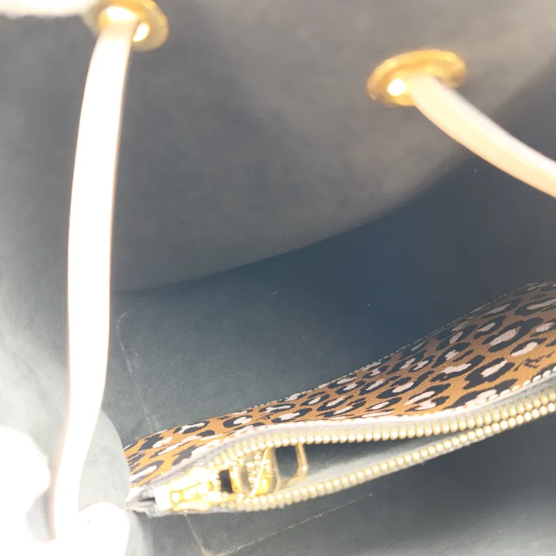 Louis Vuitton Shoulder Bag NÉONOÉ Bucket Bag PVC Medium 26 × 17.5 × 26 cm — detail view 7 of 11