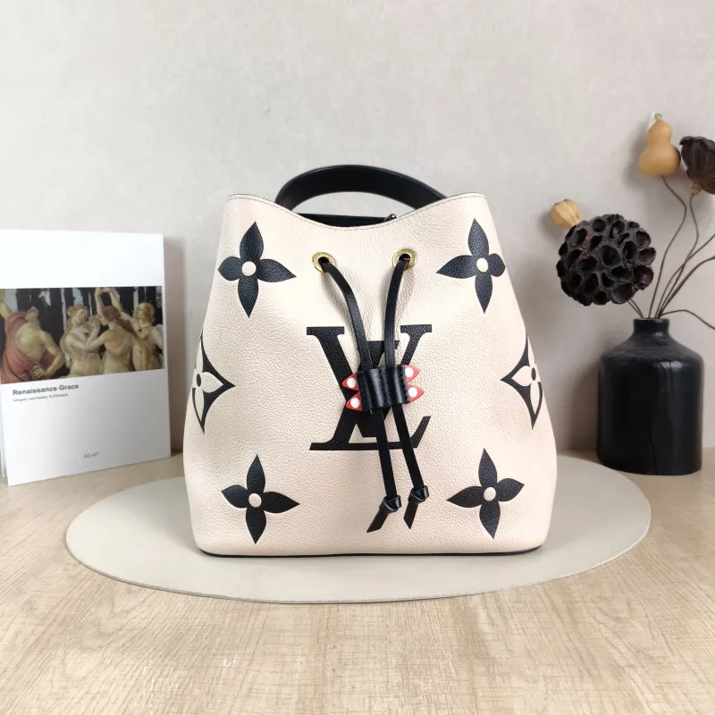 Louis Vuitton Shoulder Bag NÉONOÉ Bucket Bag White · Black Calfskin Medium26 × 17.5 × 26 cm