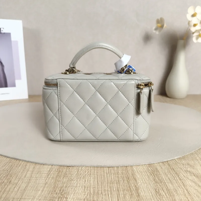 Chanel Crossbody Bag trendy cc Edition Green Lambskin One Size17 × 8 × 9.5 cm — cover view 11 of 12