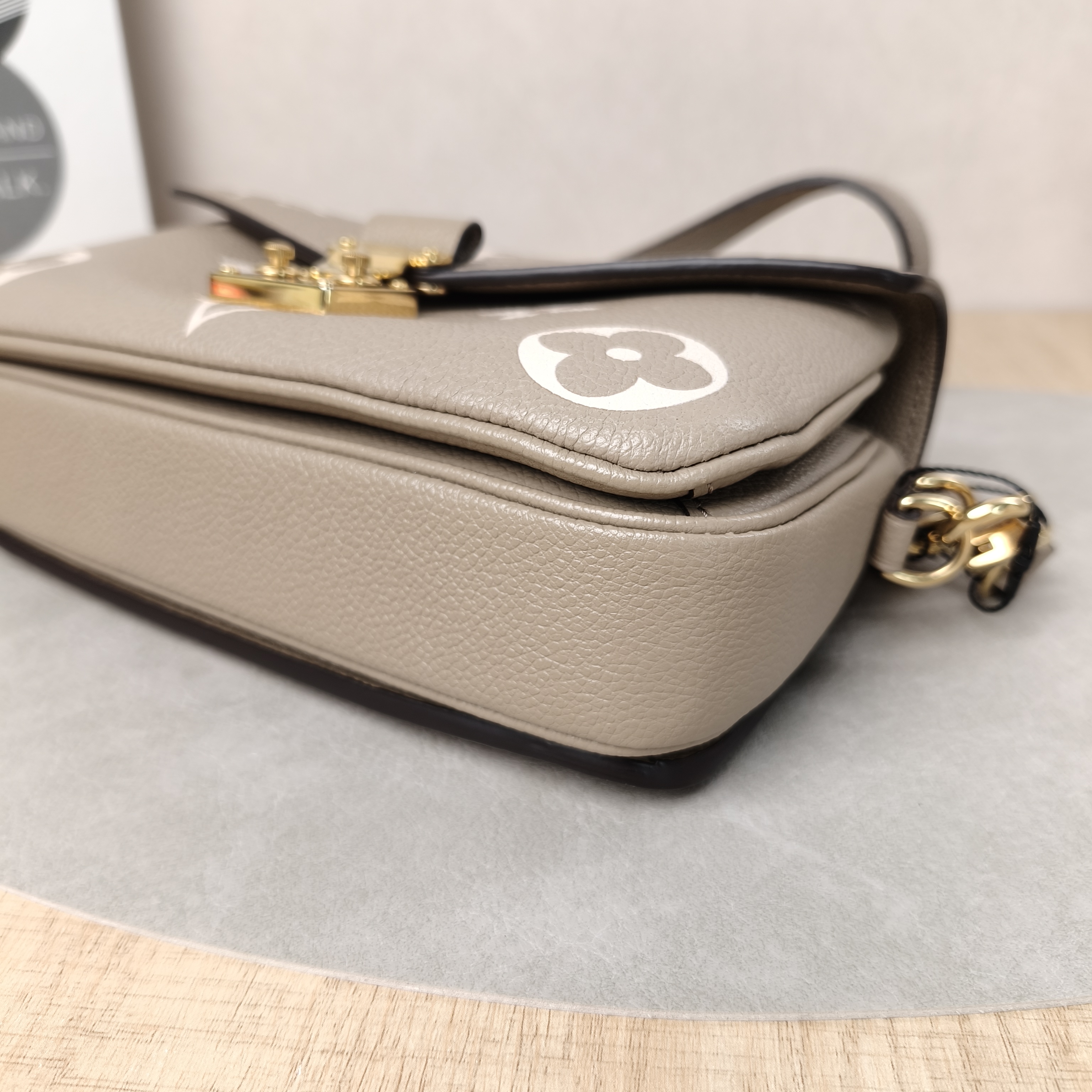 Louis Vuitton Bag Pochette Métis East West Empreinte Monogram 21.5*6*13.5 detail 10