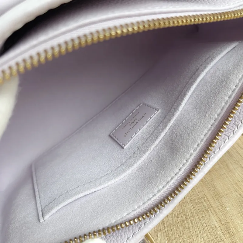 Louis Vuitton Crossbody Bag Onthego East West Two Straps Empreinte Embossed Calfskin Small 25 × 10 × 13 cm — detail view 1 of 12