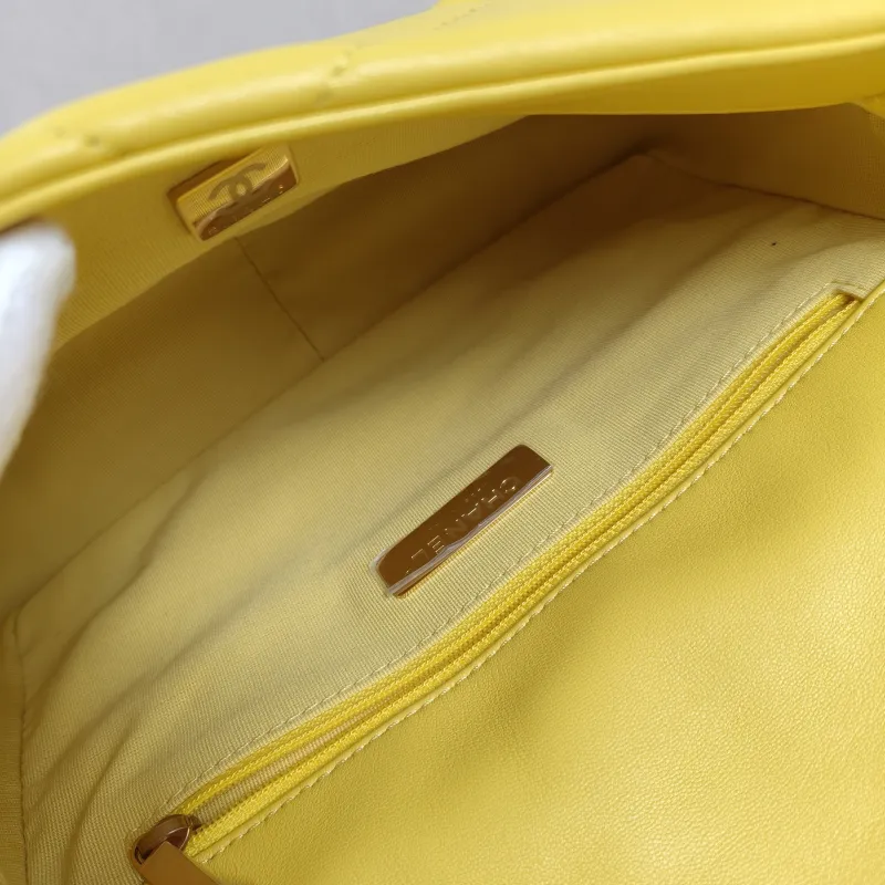Chanel Crossbody Bag19Bag Yellow Lambskin Small26 × 9 × 16 cm — detail view 8 of 12