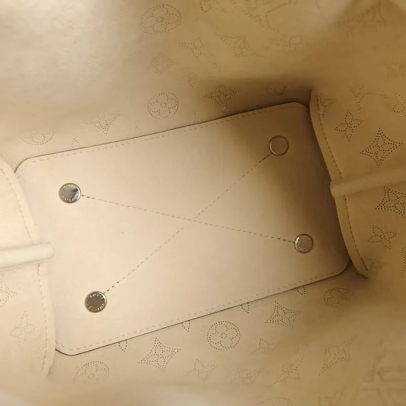 Louis Vuitton Crossbody Bag BELLA Calfskin One Size 22 × 14 × 19 cm — detail view 9 of 9