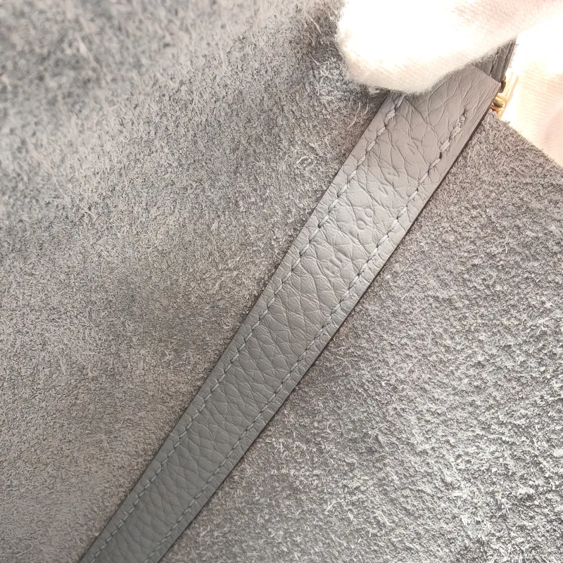 Hermès Top Handle Bag Picotin Lock 22 22 Taurillon Clemence TC Calfskin Medium 22 × 17 × 21 cm W — detail view 9 of 12