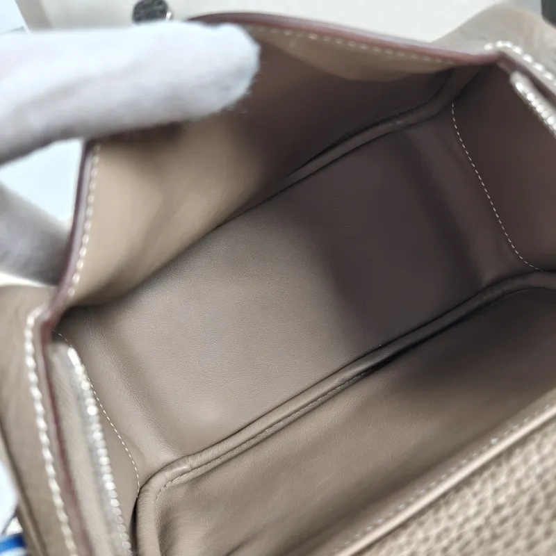 Hermès Crossbody Bag Lindy Mini 1918 TC Calfskinmini19 × 9.5 × 13 cm — detail view 6 of 12