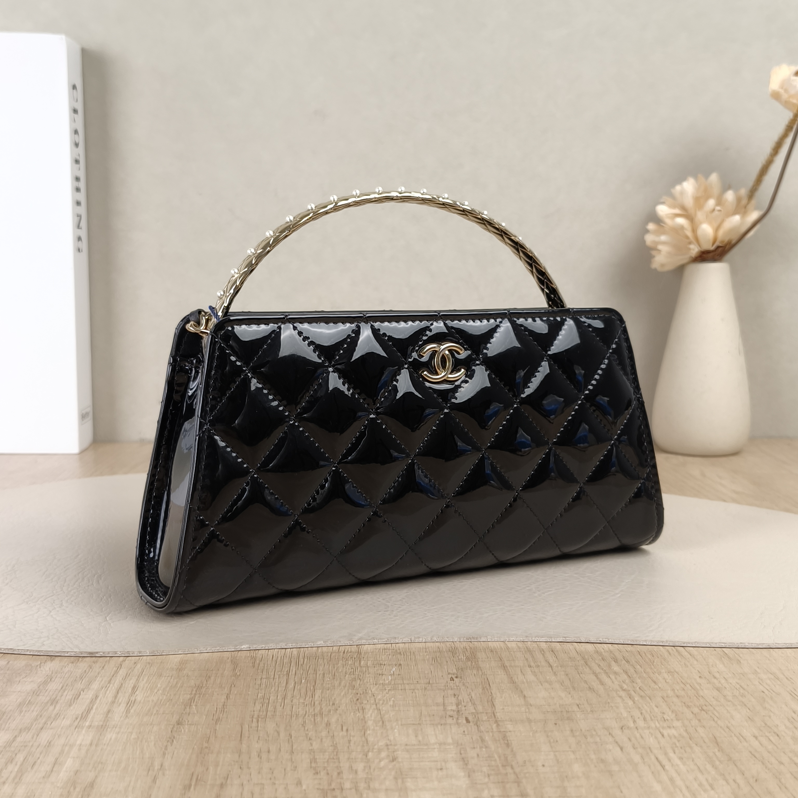 Chanel Crossbody Bag25b clutch with chain Pearl Crossbody Bag Black Patent Leather One Size21.5 × 6 × 16 cm — cover view 5 of 5