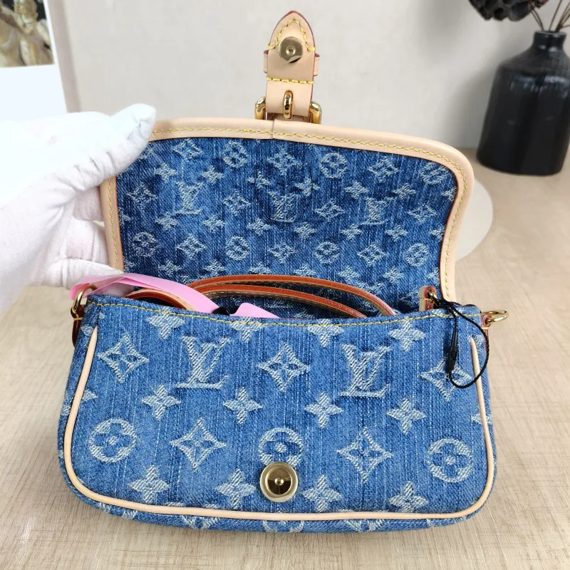Louis Vuitton Crossbody Bag Diane Baguette Bag Blue nano 19 × 6 × 10.5 cm — detail view 4 of 13