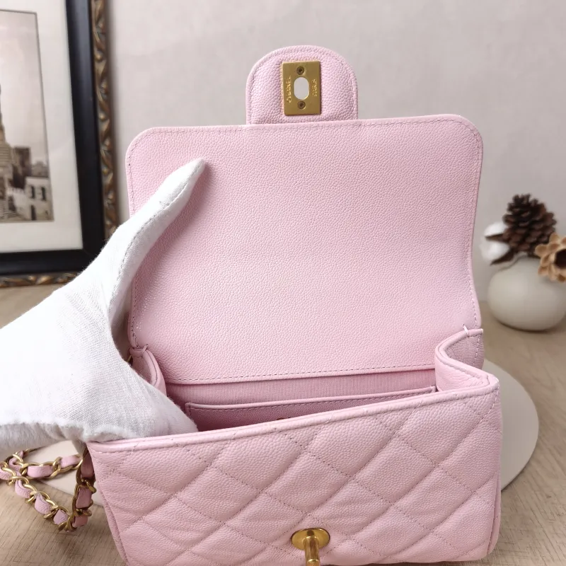 Chanel Crossbody Bag Edition mini Pink Grained Calfskin mini20 × 6 × 12 cm — detail view 2 of 14