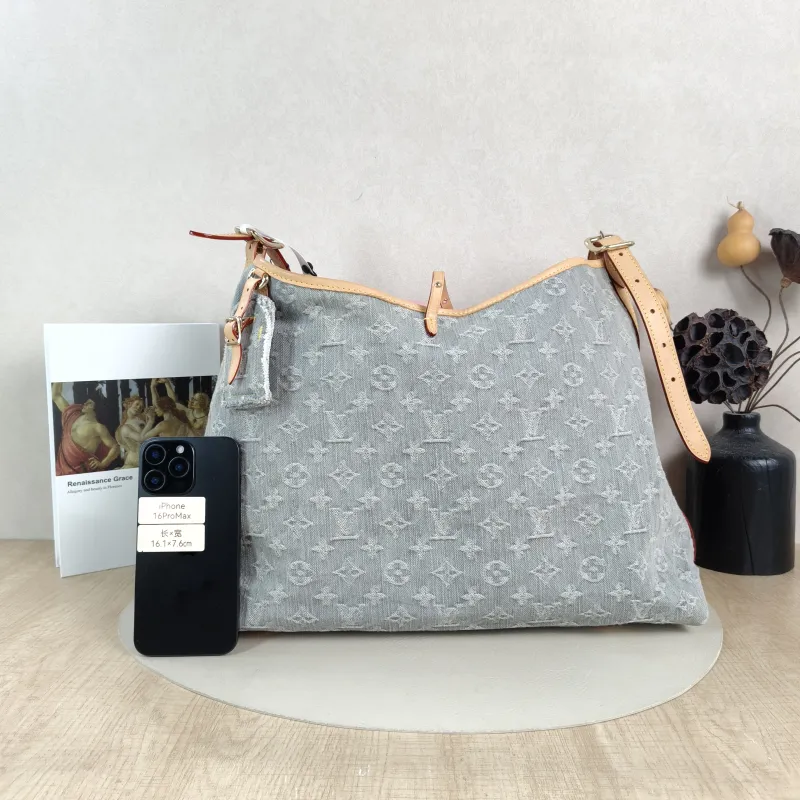 Louis Vuitton Crossbody Bag Carryall Grey Medium39 × 15 × 30 cm — cover view 2 of 6