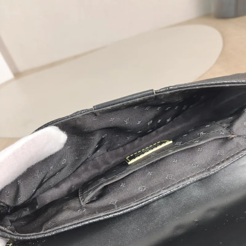 Louis Vuitton Suhali Vintage Black Calfskin One Size 23 × 4 × 12 cm — detail view 12 of 12