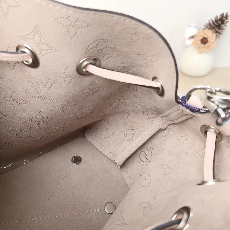 Louis Vuitton Crossbody Bag BELLA Pink Calfskin One Size 22 × 14 × 19 cm — detail view 3 of 12