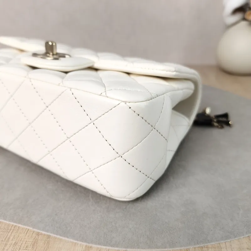 Chanel Crossbody Bag mini White Lambskin mini 20 × 6 × 12 cm — detail view 1 of 14