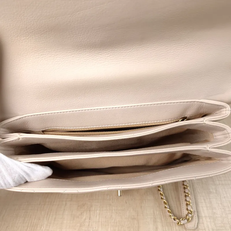 Chanel Crossbody Bag Crossbody Bag Beige Calfskin One Size24 × 10 × 16 cm — detail view 10 of 13