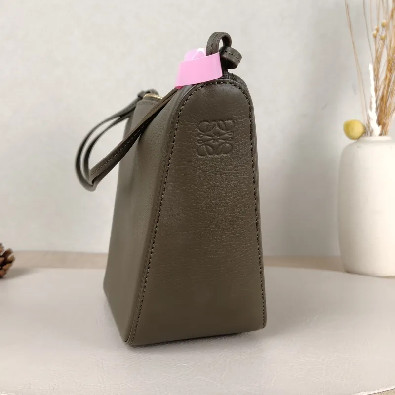 LOEWE Shoulder Bag Hammock hobo Green Calfskinmini28 × 9.5 × 17 cm — detail view 4 of 12