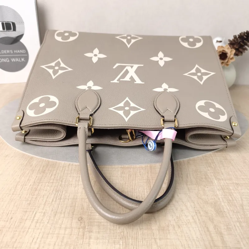 Louis Vuitton Shoulder Bag Onthego Medium · White Empreinte Embossed Calfskin Medium35 × 14 × 27 cm — detail view 11 of 11