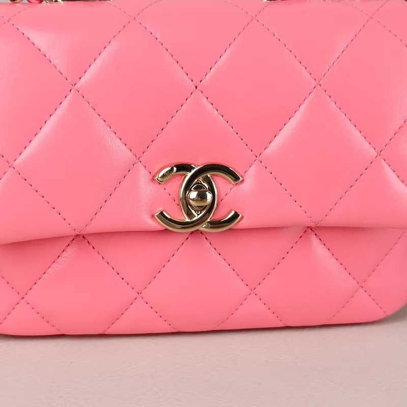 Chanel Crossbody Bag Edition Red Lambskin 19 × 6.5 × 13.5 cm — detail view 3 of 15