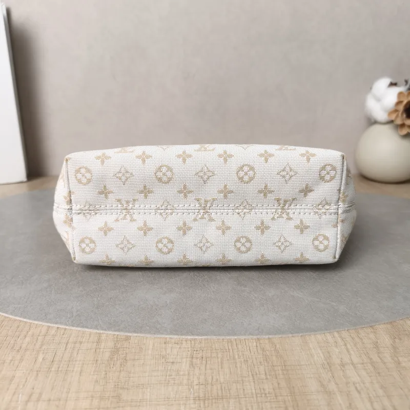 Louis Vuitton Shoulder Bag Pochette Hills White Canvas One Size18.5 × 6.5 × 11 cm — cover view 5 of 5