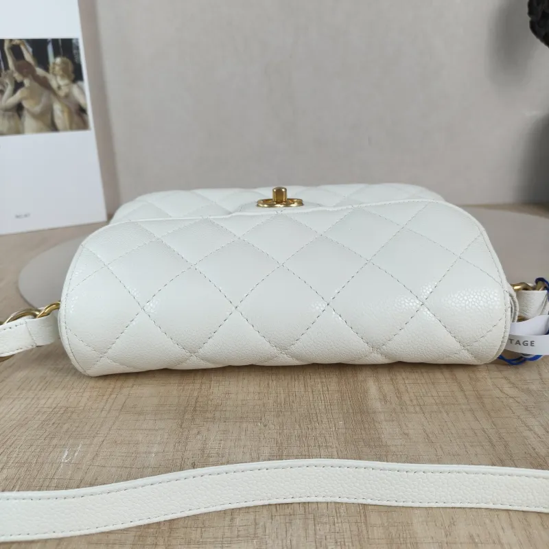 Chanel Crossbody Bag Crossbody Bag White Gold Grained Calfskin One Size 23 × 6 × 16 cm — detail view 5 of 13