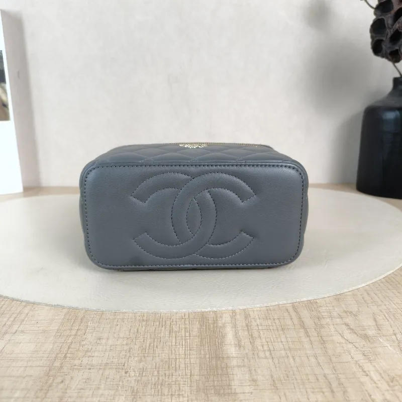 Chanel Crossbody Bag Edition Grey Lambskinmini16 × 8 × 9.5 cm — cover view 3 of 5